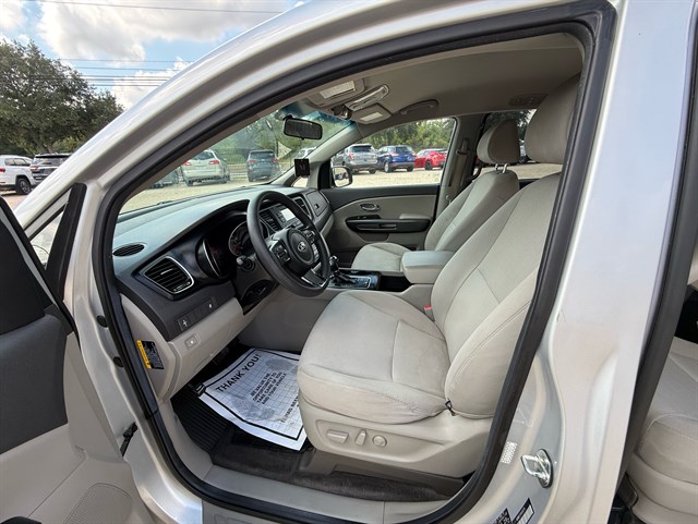 Kia Sedona photo 3