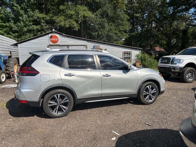 2020 Nissan Rogue SV's photo