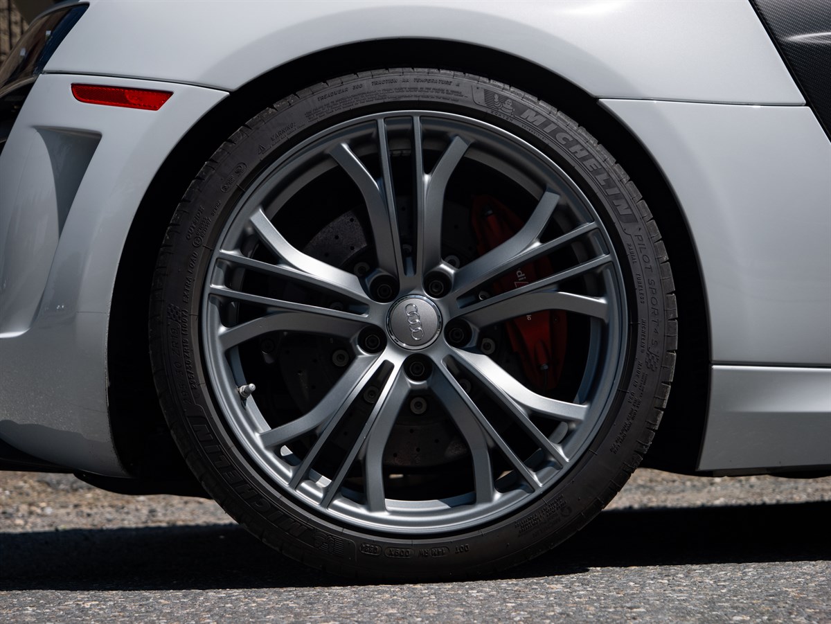 2012 Audi R8 5.2 Coupe Quattro photo 17