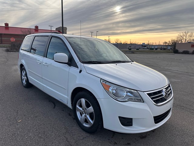 2011 Volkswagen Routan SE