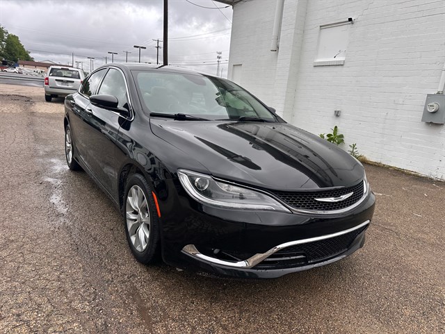 2015 Chrysler 200's photo