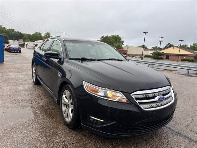2011 Ford Taurus SEL FWD's photo