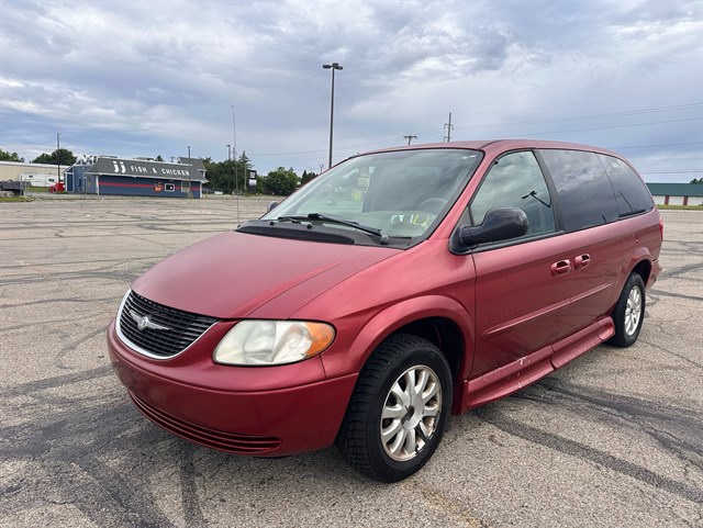 2003 Chrysler Town & Country's photo