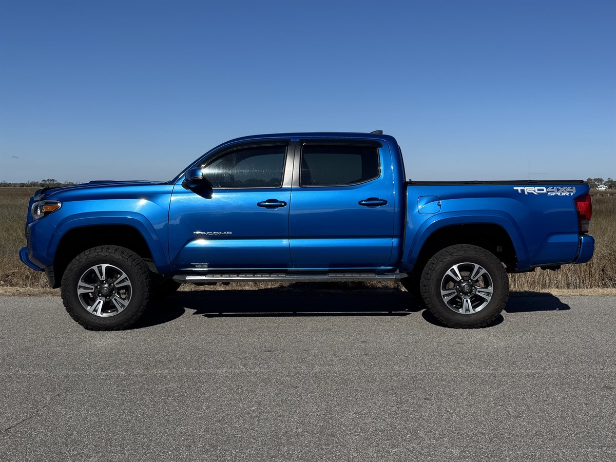 2017 Toyota Tacoma TRD Sport photo 5