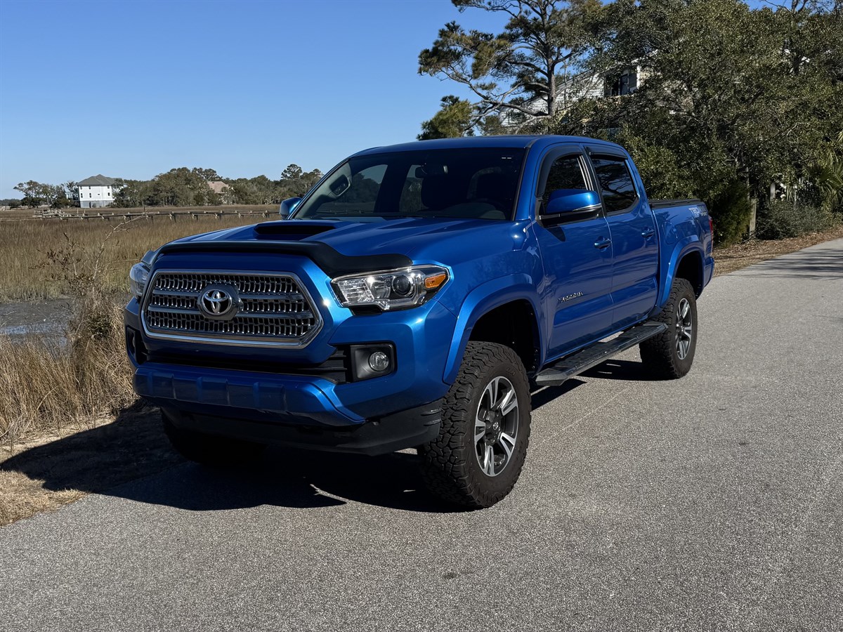 2017 Toyota Tacoma TRD Sport photo 3