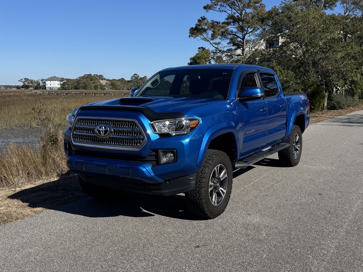2017 Toyota Tacoma TRD Sport photo 2
