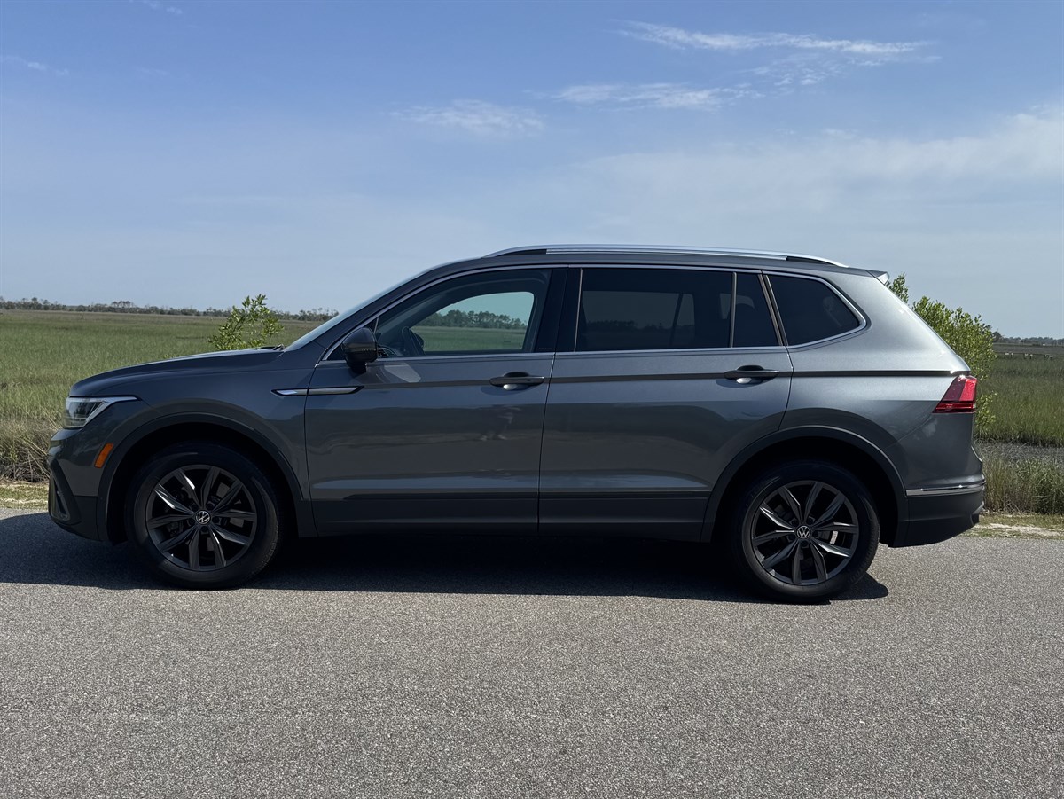 2022 Volkswagen Tiguan SE photo 3