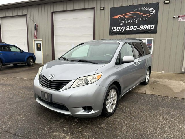 2011 Toyota Sienna LE's photo