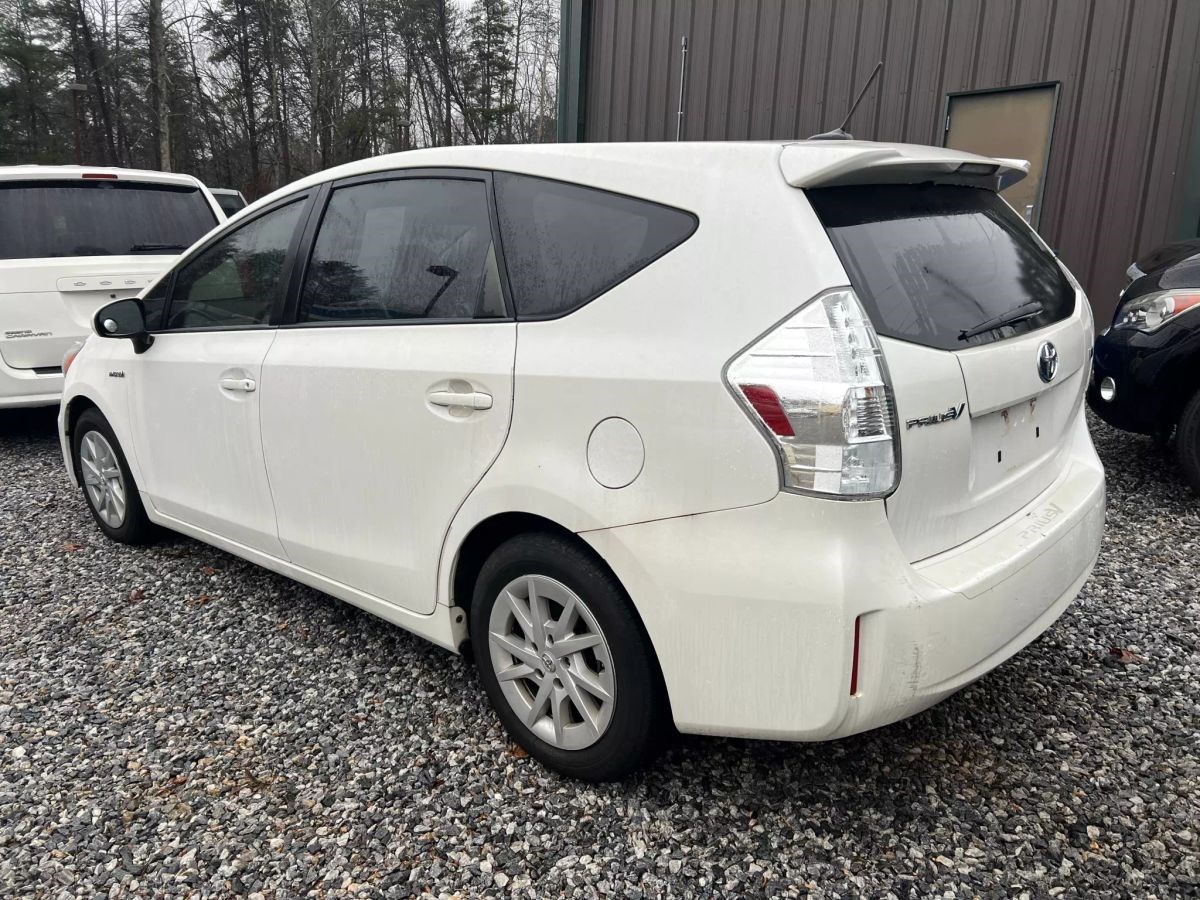 2012 Toyota Prius V Three photo 3