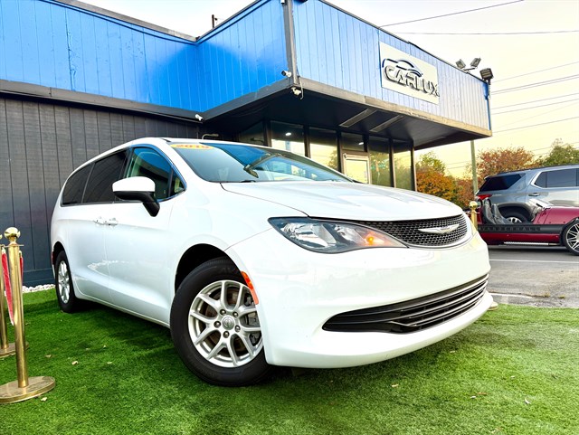 2017 Chrysler Pacifica Touring's photo