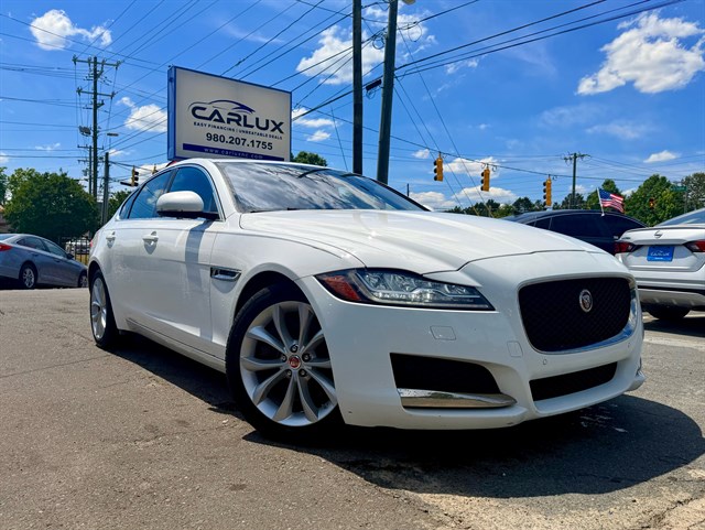2017 Jaguar XF 20d AWD Premium's photo