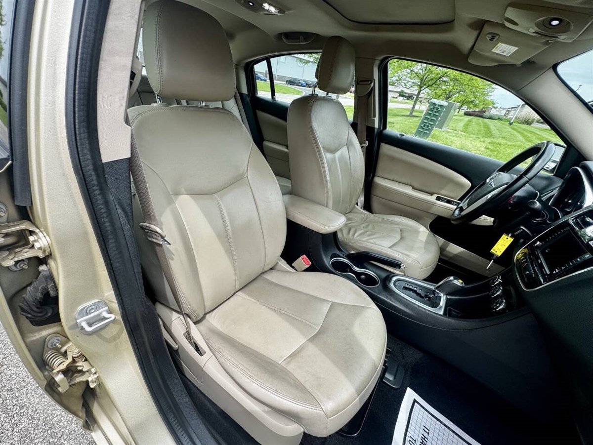 2011 Chrysler 200 Limited photo 26