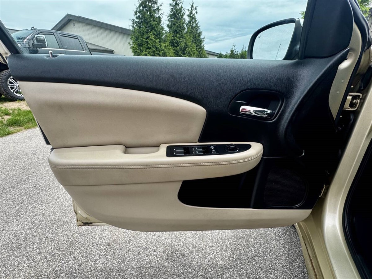 2011 Chrysler 200 Limited photo 21