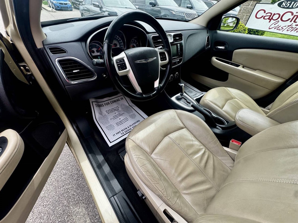 2011 Chrysler 200 Limited photo 13