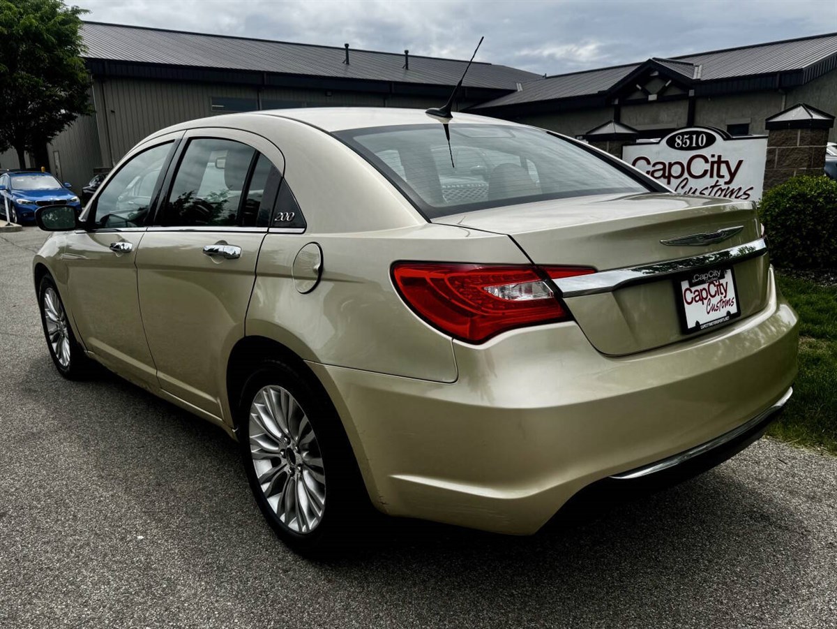 2011 Chrysler 200 Limited photo 8
