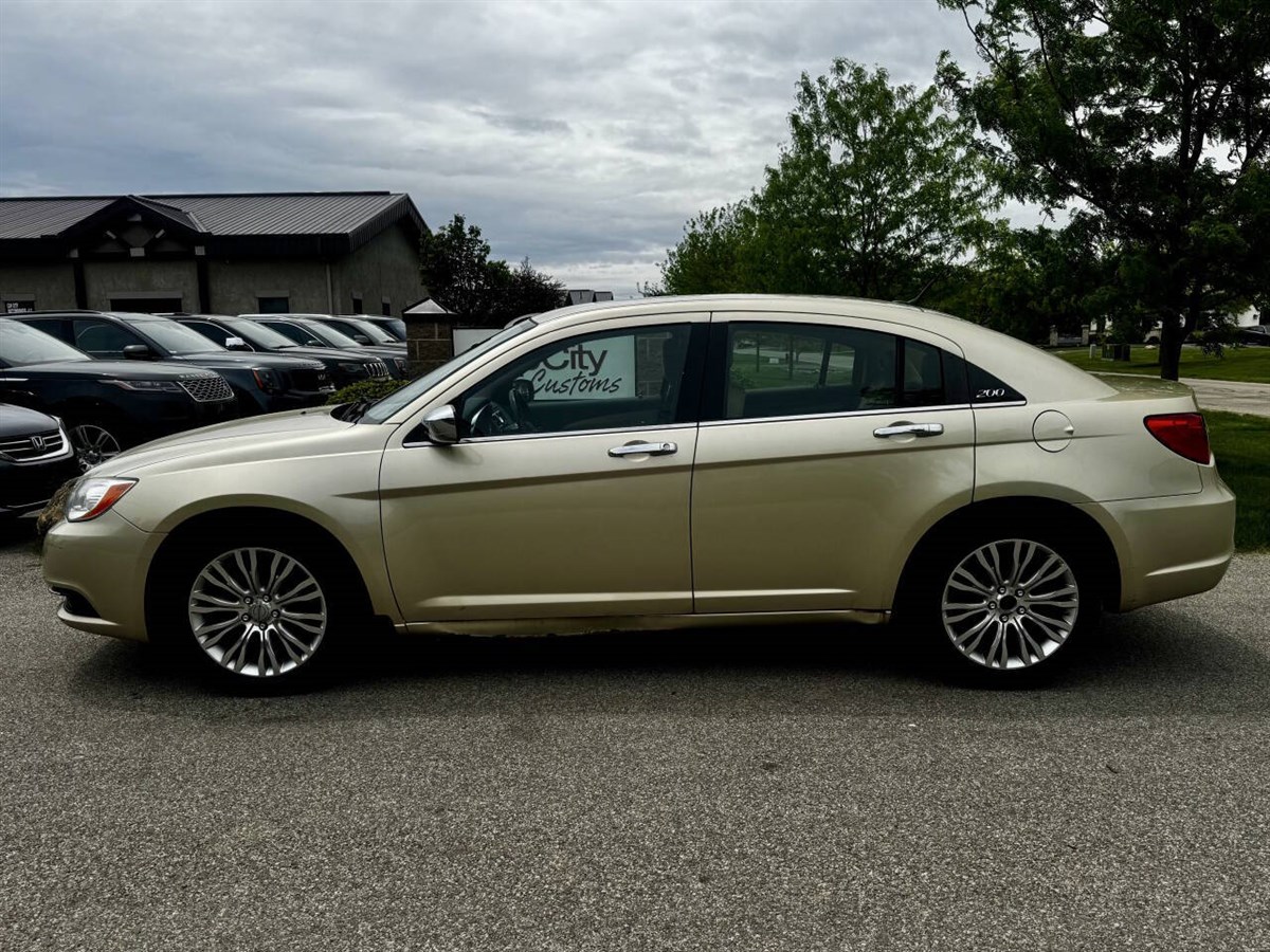 2011 Chrysler 200 Limited photo 9