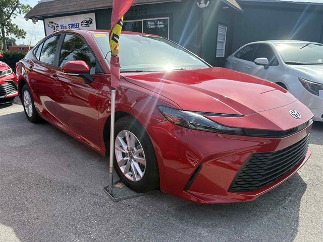 2025 Toyota Camry LE's photo