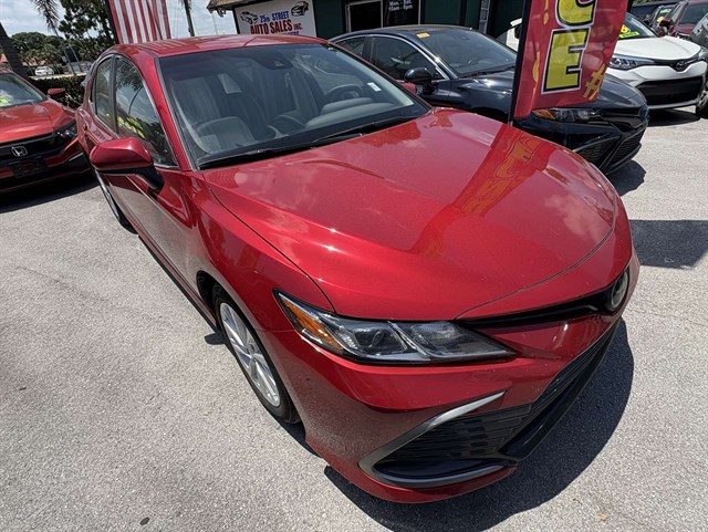 2023 Toyota Camry LE's photo