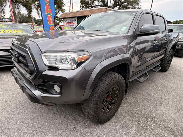 2022 Toyota Tacoma SR5's photo