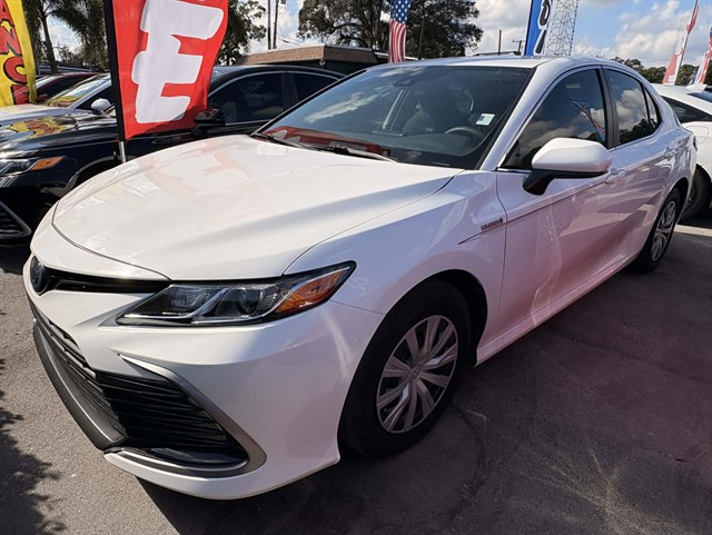 2021 Toyota Camry LE's photo