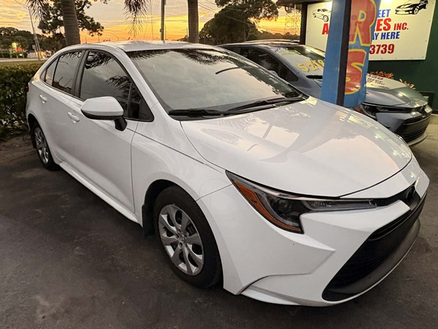 2025 Toyota Corolla LE's photo