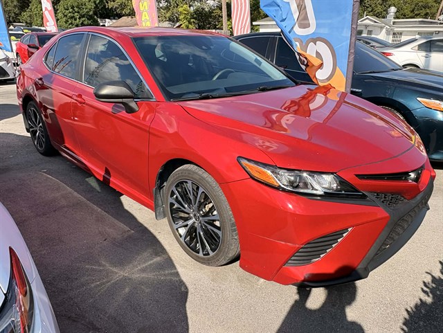 2020 Toyota Camry SE's photo