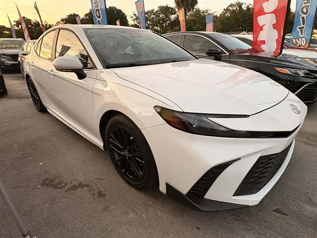 2025 Toyota Camry SE's photo