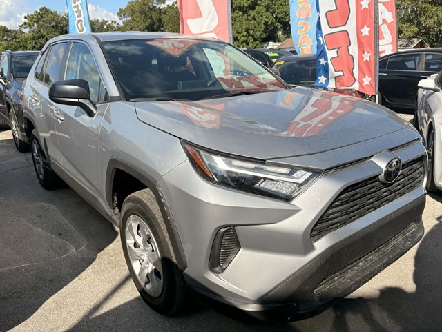 2024 Toyota RAV4 LE's photo