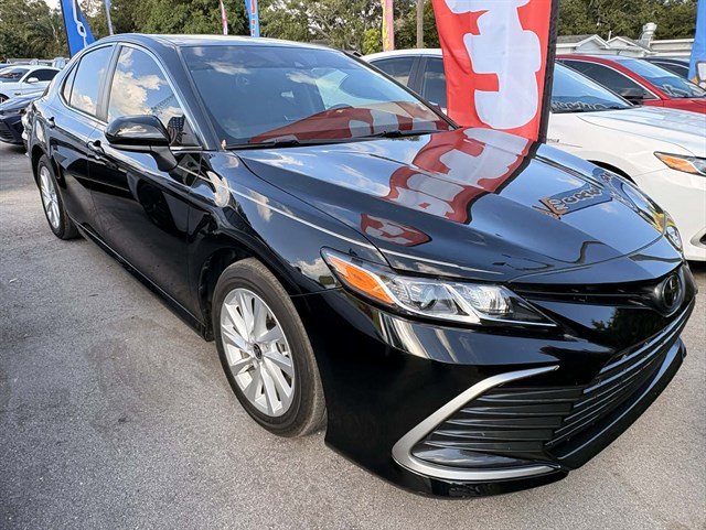 2023 Toyota Camry LE's photo