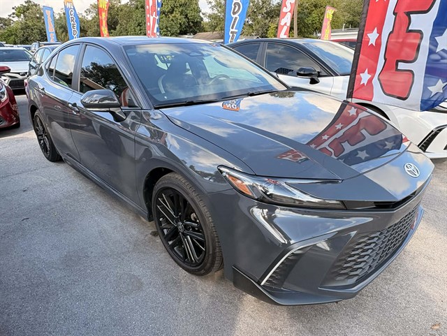 2025 Toyota Camry SE's photo