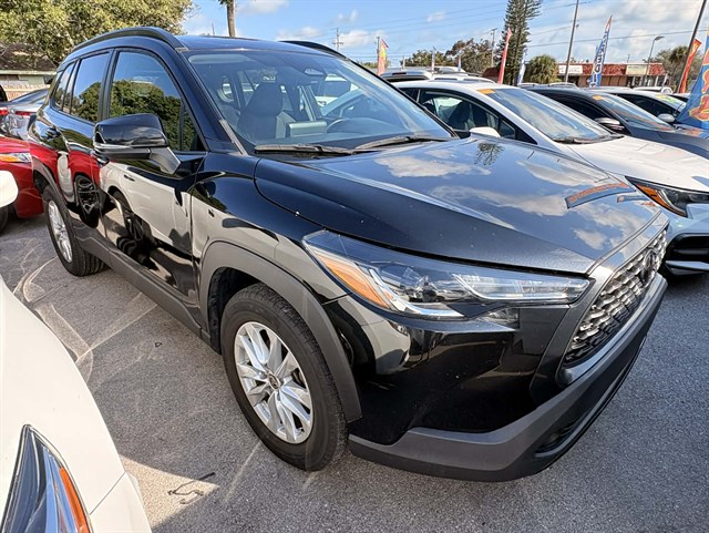 2023 Toyota Corolla Cross LE's photo