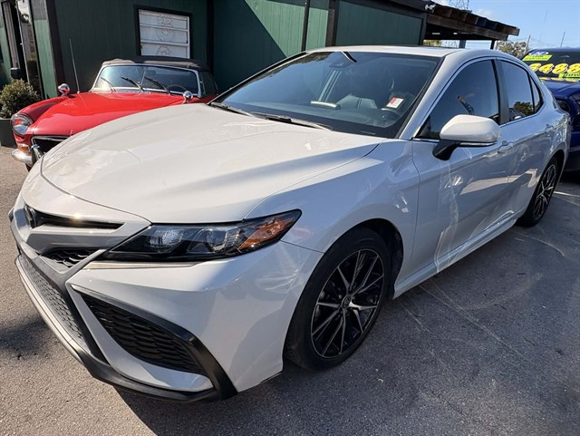 2022 Toyota Camry SE's photo