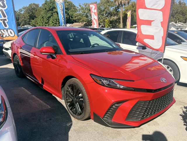 2025 Toyota Camry SE's photo